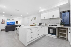 Full-size fridge, microwave, oven, stovetop - Premium Modern Homestay Walk to Curtin  (Saint James)