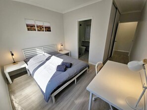 Deluxe Double Room, 1 Queen Bed | Desk, laptop workspace, iron/ironing board, free WiFi - Premium Modern Homestay-Walk to Curtin University-Shared Kitchen (Saint James)