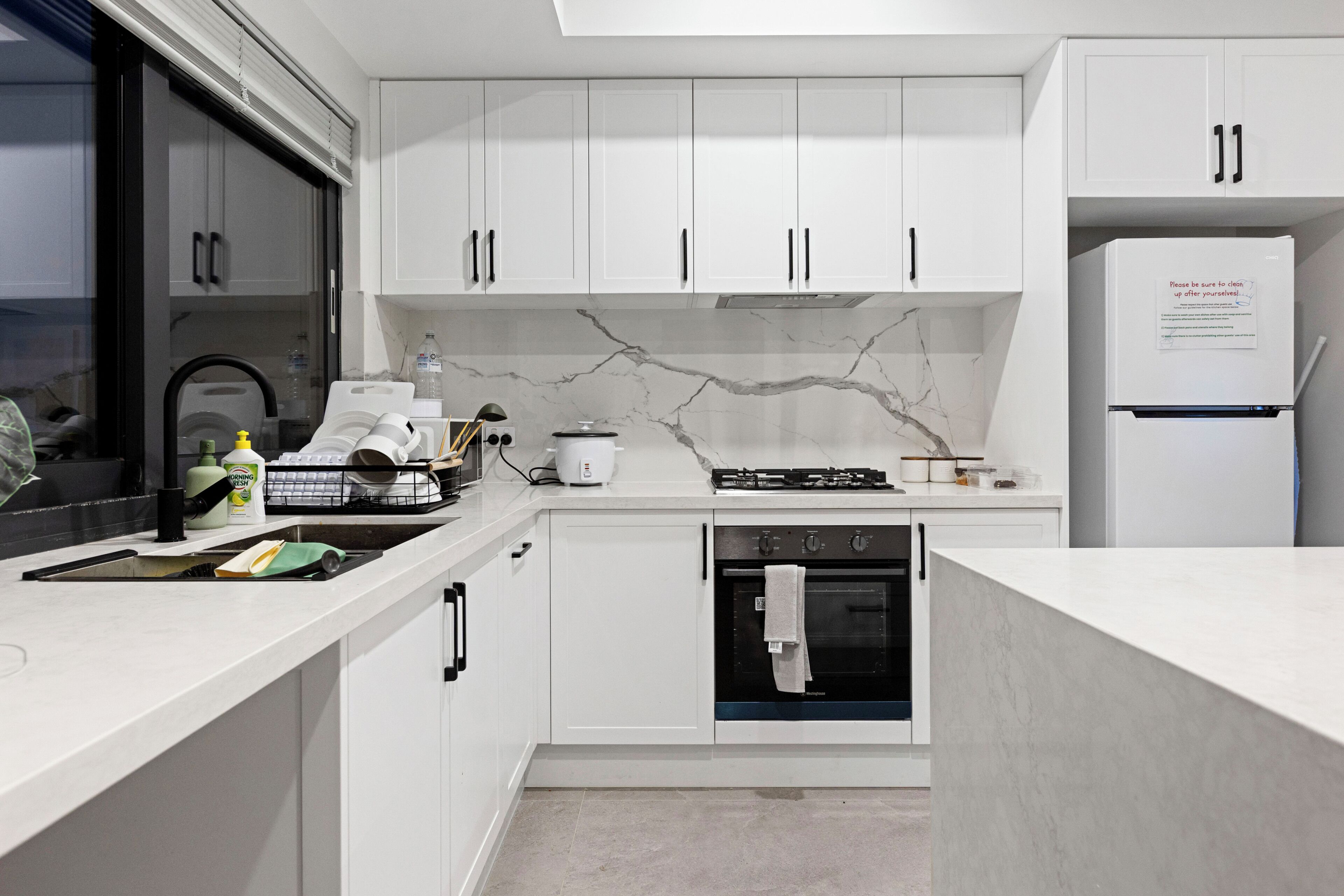 Full-size fridge, microwave, oven, stovetop