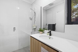 Shower, free toiletries, hair dryer, towels - Premium Modern Homestay-Walk to Curtin University (Saint James)