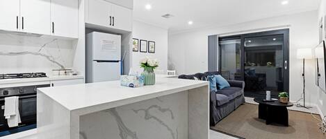 Businesstalo | Yksityinen keittiö | Täysikokoinen jääkaappi, mikroaaltouuni, uuni, liesi