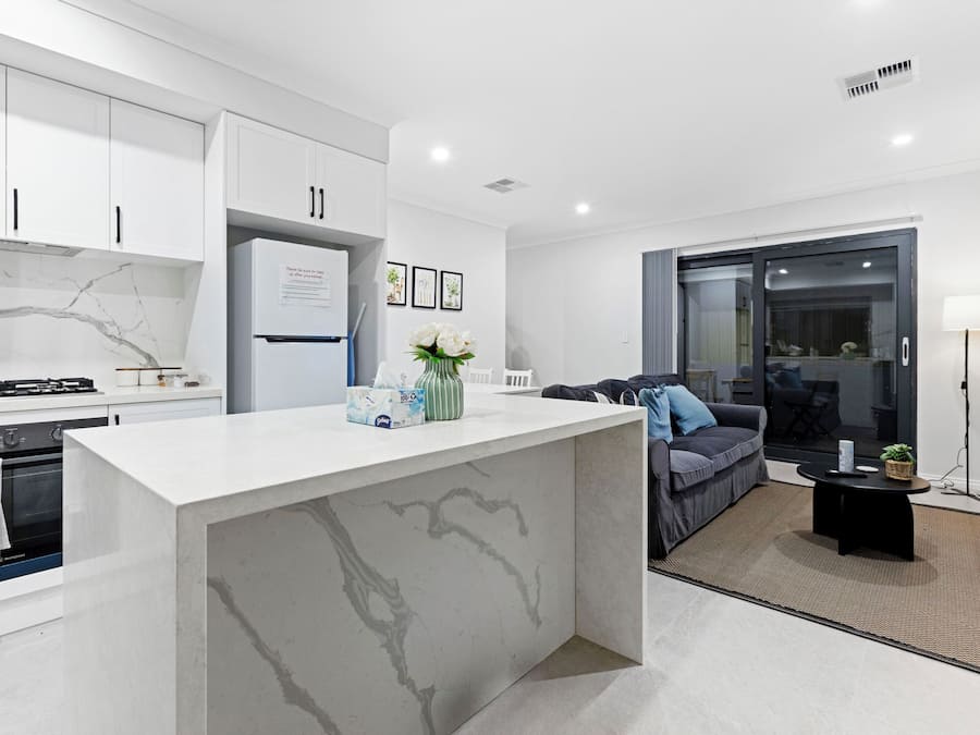 Casa empresarial | Cozinha privada | Geladeira grande, micro-ondas, fogão, cooktop