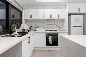 Full-sized fridge, microwave, oven, stovetop - Premium Modern Homestay Walk to Curtin  (Saint James)