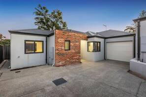 Front of property - Premium Modern Homestay Walk to Curtin  (Saint James)