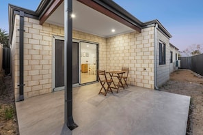 Terrace/patio - Premium Modern Homestay-Walk to Curtin University (Saint James)