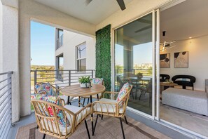 Outdoor dining - 207 Storey Lake Brand New 7 Guests 2 BDR Lake View (Kissimmee)