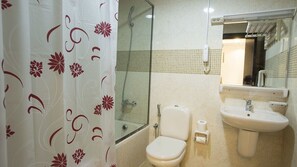 이코노미 싱글룸, 발코니, 시내 전망 | 욕실 | 샤워기/욕조 결합, 타월, 화장지