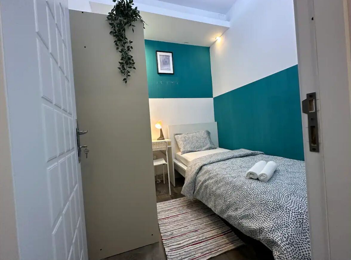 Økonomi-enkeltrom, balkong, byutsikt | Strykejern/-brett og wi-fi (inkludert)