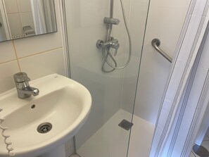 Dusche, Haartrockner, Handtücher, Seife
