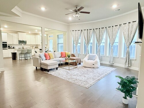Spacious Lawrenceville Family Home: Quiet, Comfy & Near Shops