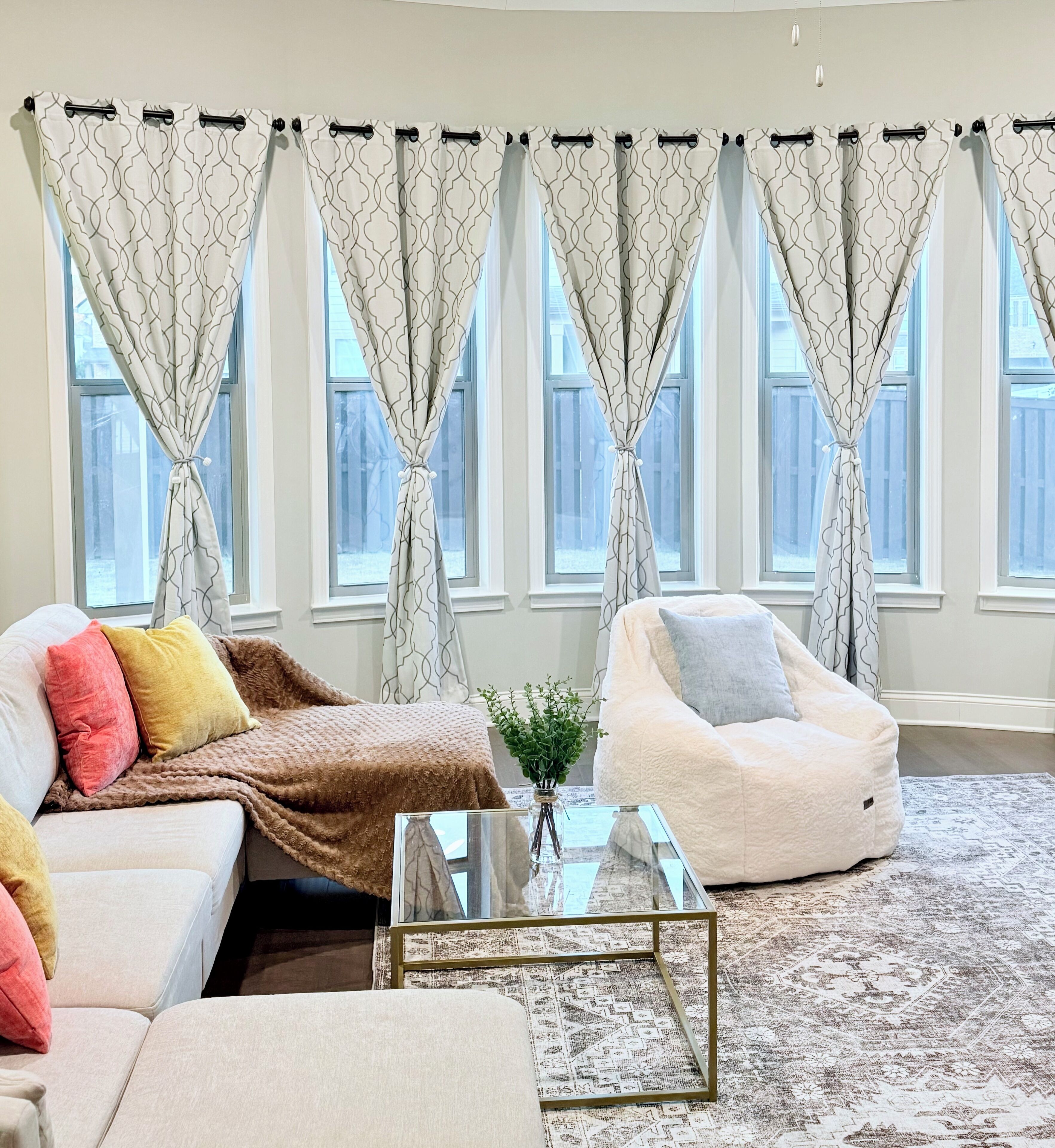 Smart-tv, eldstad, bordsfotboll och ett bordtennisbord