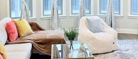 Smart-tv, eldstad, bordsfotboll och ett bordtennisbord