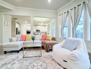 Una Smart TV, una chimenea, un futbolín, una mesa de tenis de mesa