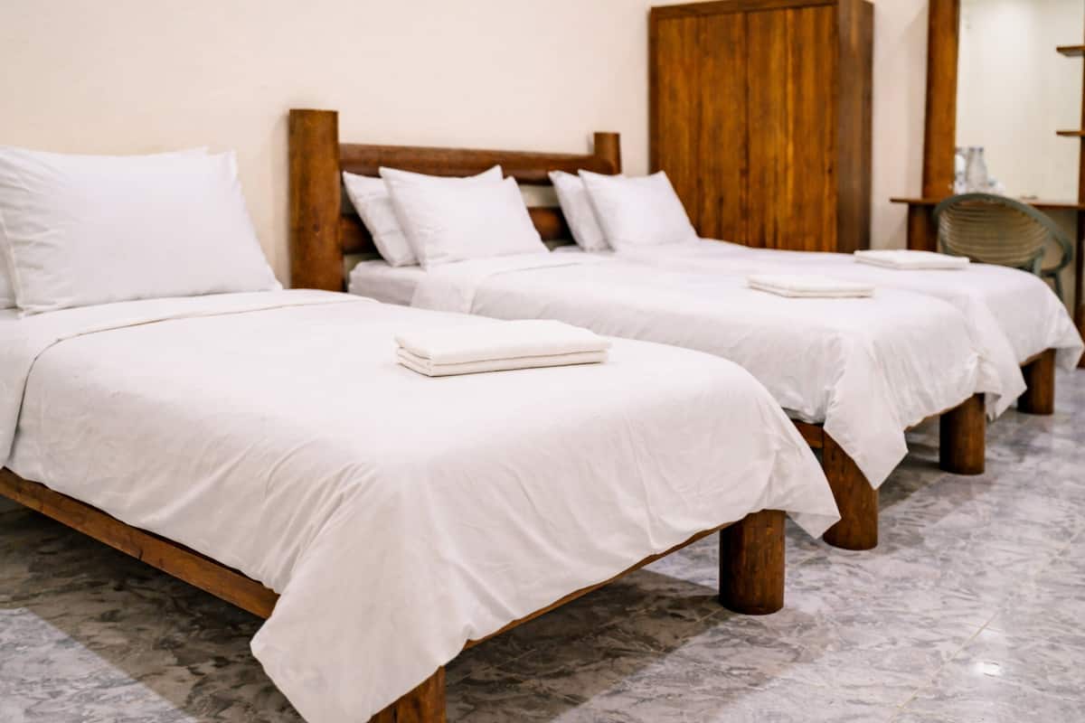 Standard Triple Room | Meja, ruang kerja komputer riba, Wi-fi percuma 