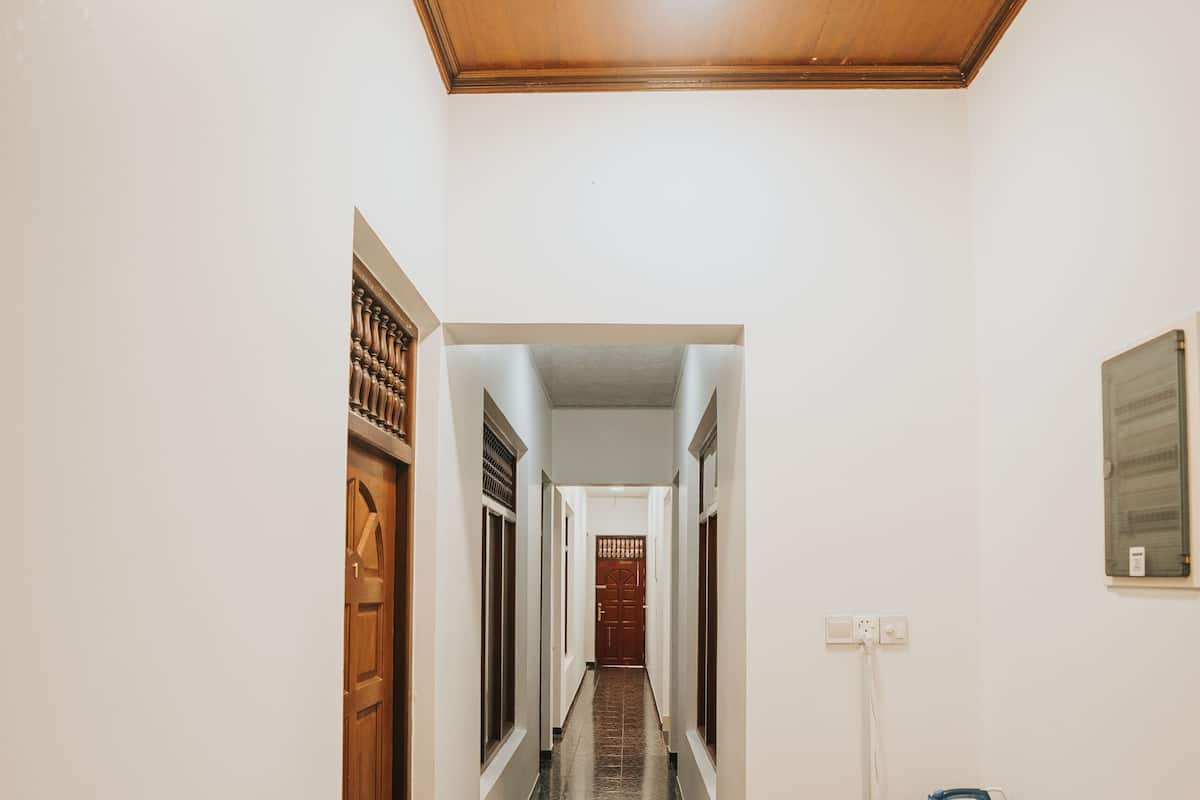 Family Room | Meja, ruang kerja komputer riba, Wi-fi percuma 