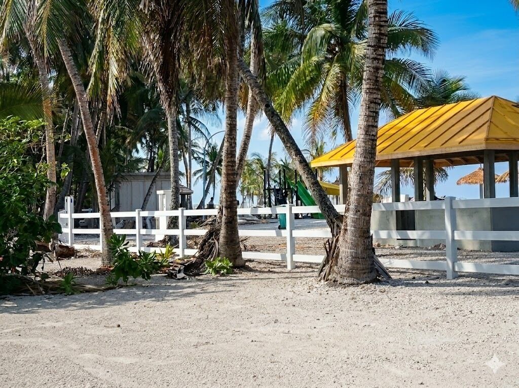 Una playa cerca, arena blanca