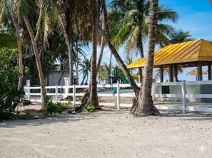Una playa cerca, arena blanca