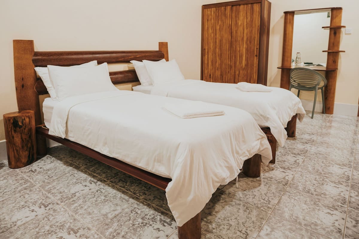 Standard Room | Meja, ruang kerja komputer riba, Wi-fi percuma 