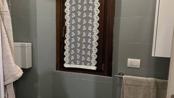 Bruser, hårtørrer, bidet, håndklæder