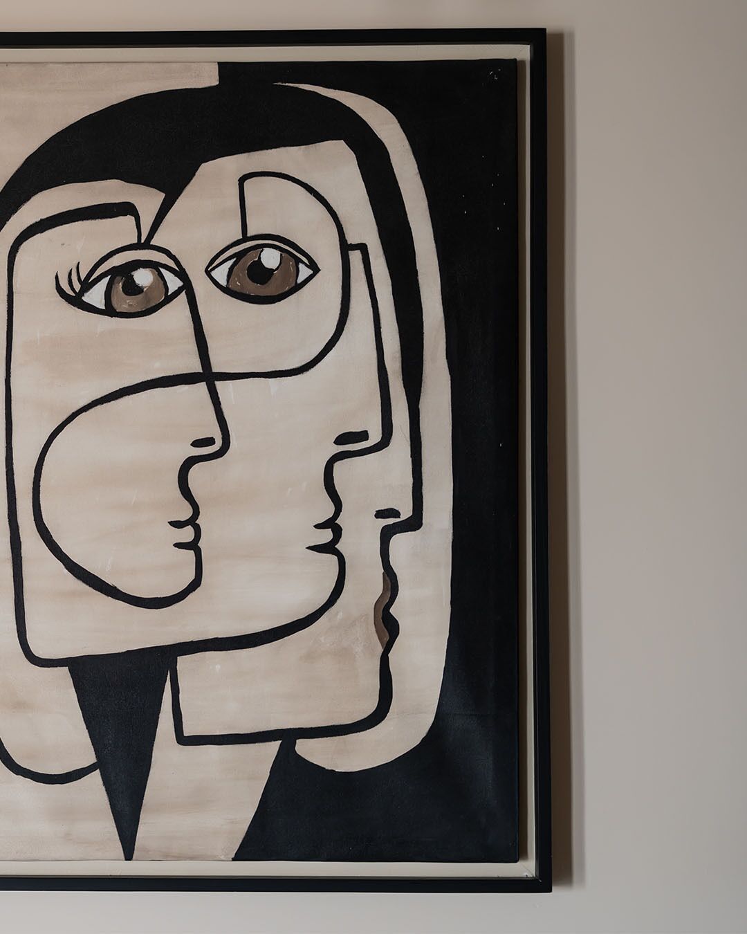 Une peinture abstraite encadrée, composée de formes et de lignes géométriques.