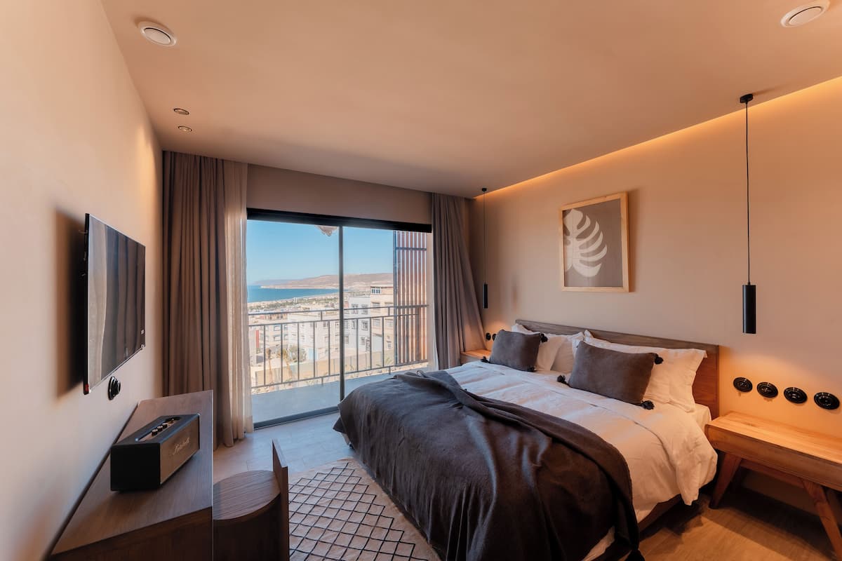 Quarto casal conforto, vista para o mar | Camas Select Comfort, cofres nos quartos, individualmente decorados