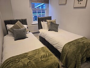 2 bedrooms, iron/ironing board, free WiFi, bed sheets - Apartment - Sleeps 6 & Near Station (Bedford)