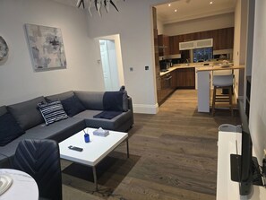 TV - Apartment - Sleeps 6 & Near Station (Bedford)