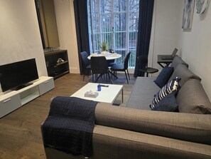 TV - Apartment - Sleeps 6 & Near Station (Bedford)