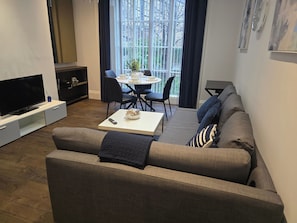 TV - Apartment - Sleeps 6 & Near Station (Bedford)