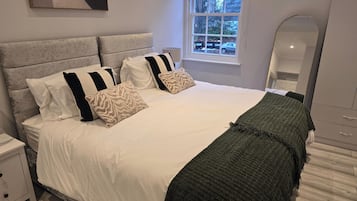 2 slaapkamers, een strijkplank/strijkijzer, gratis wifi, beddengoed