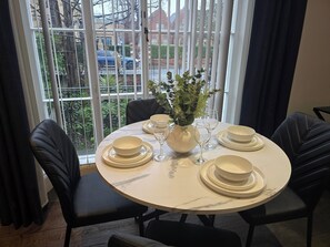 Dining - Apartment - Sleeps 6 & Near Station (Bedford)