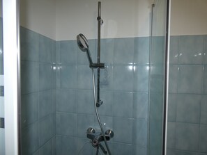 Haartrockner, Handtücher, Seife, Toilettenpapier