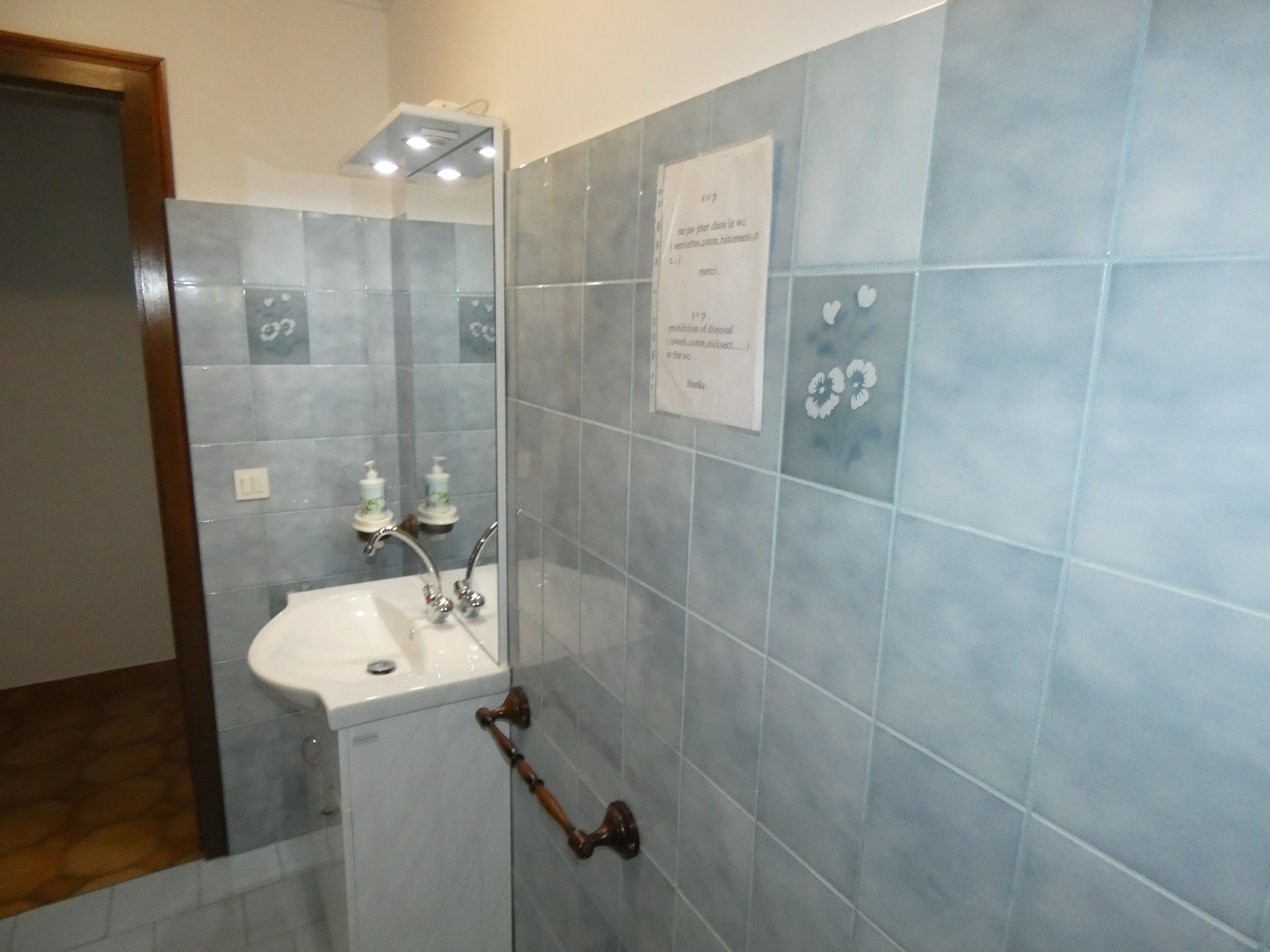 Hårføner, håndklær, såpe og toalettpapir