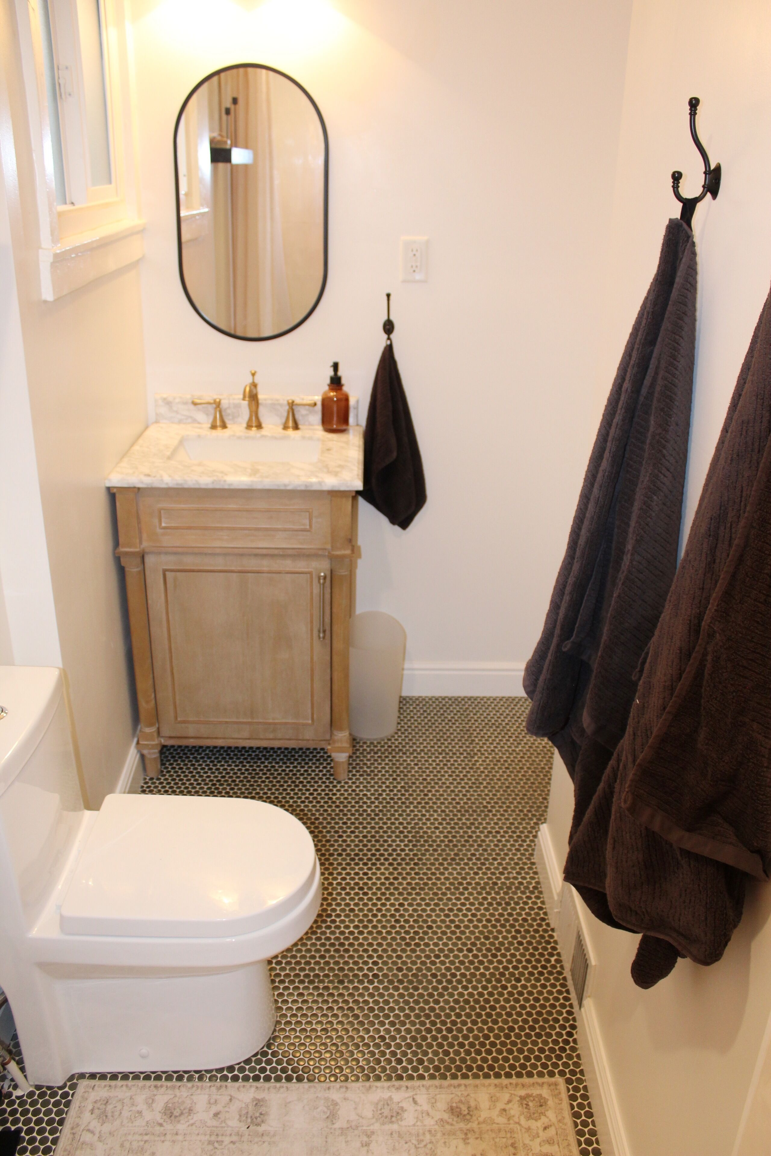 Sèche-cheveux, serviettes fournies, savon, shampoing