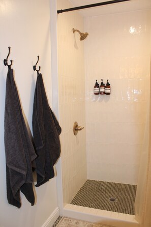 Secadora de cabello, toallas, jabón, shampoo 