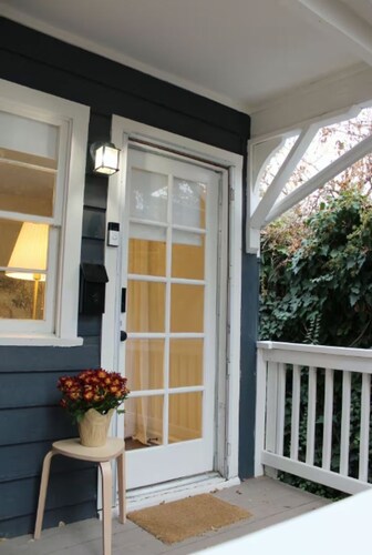 Calm, Cozy Mountain-View Guesthouse with Full Kitchen