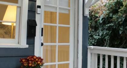 Calm, Cozy Mountain-View Guesthouse with Full Kitchen