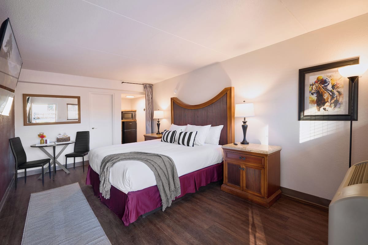 Iron/ironing board, free WiFi, bed sheets