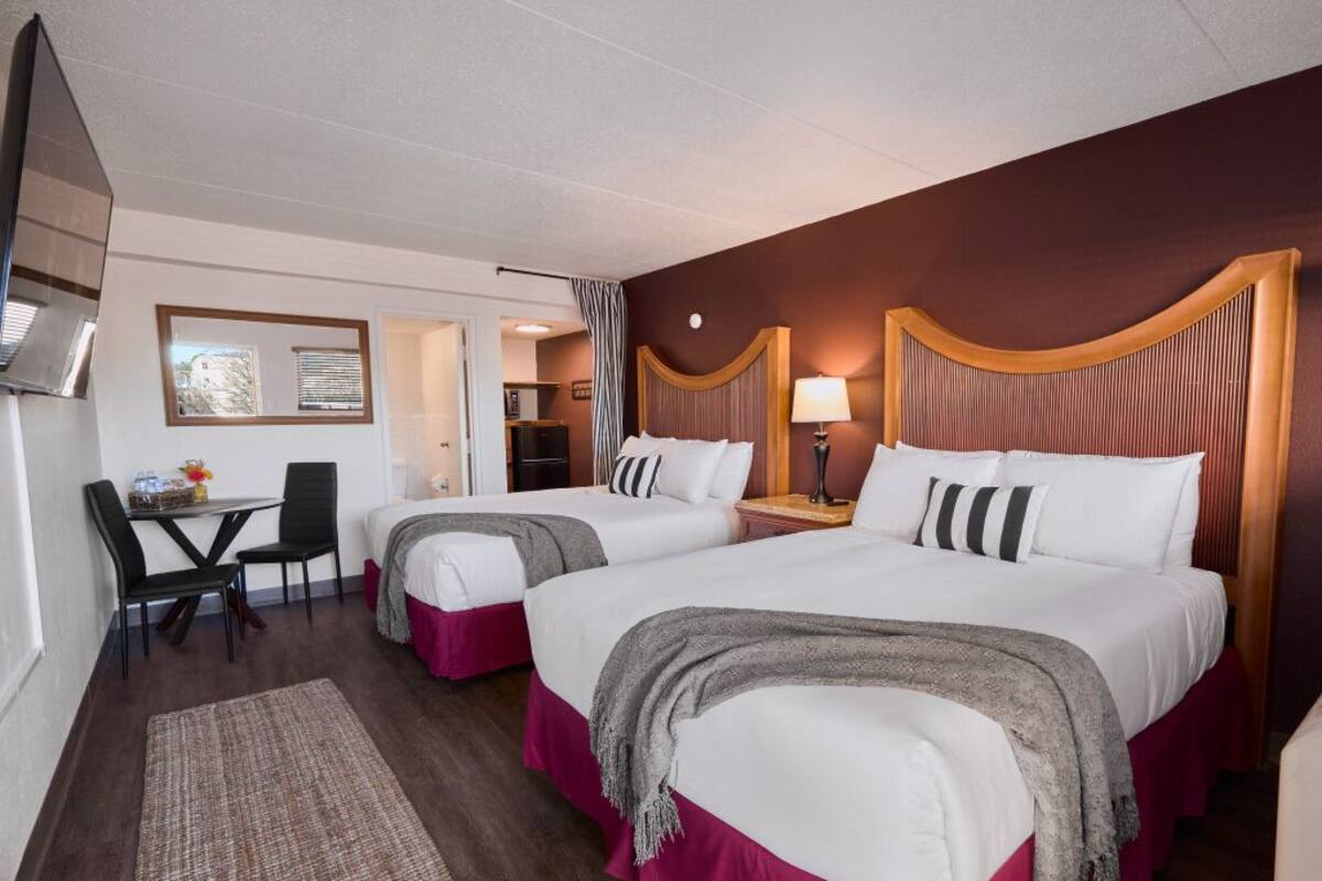 Habitación doble estándar | Tabla de planchar con plancha, wifi gratis y ropa de cama