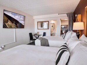 Habitación doble estándar | Tabla de planchar con plancha, wifi gratis y ropa de cama 