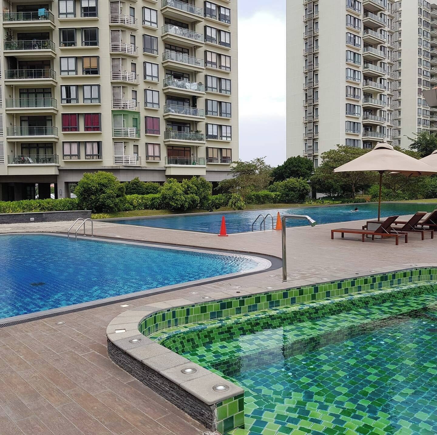 室外游泳池，现场救生员