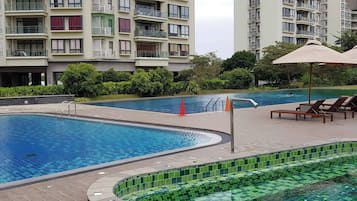 室外游泳池,现场救生员