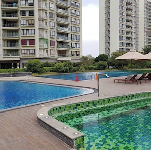 Outdoor pool, lifeguards on site - gems havelock apartment (Colombo)