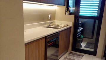 Phòng đôi tiện nghi đơn giản, quang cảnh hồ bơi | Bếp riêng