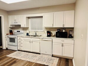 Fridge, microwave, oven, stovetop - Midterm 3BR/2BA Rental near Pelham Rd Greenville SC (Greenville)