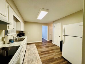 Geladeira, micro-ondas, fogão, cooktop