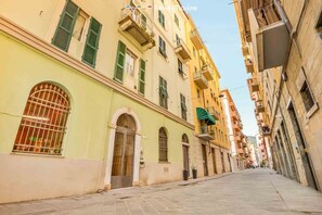 A narrow street lined with buildings featuring arched windows and balconies. - Welcome to Casa del Sale, a comfortable holiday apartment located right in the center of La Spezia – the perfect base to explore the wonders of the Cinque Terre and the Gulf of Poets.The apartment is cozy, well-kept, and equipped with everything you ne (La Spezia)