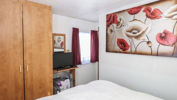 2 quartos, individualmente decorados, individualmente mobiliados