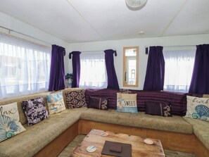 Living area - Whispering Meadows - 104 (Great Yarmouth)
