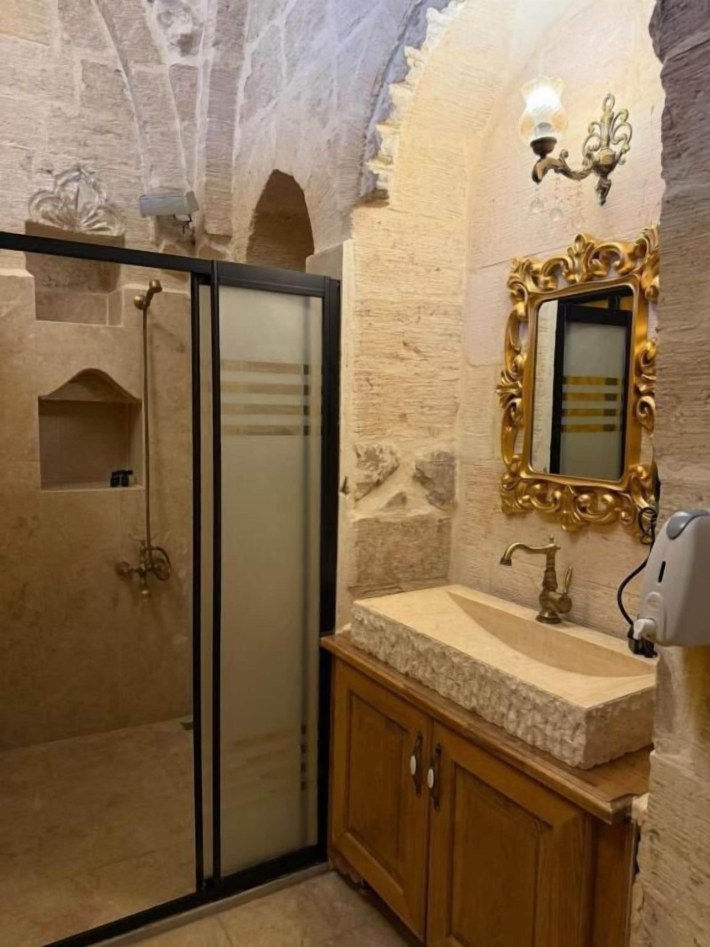 Luxury Double Room, Courtyard View | Bathroom